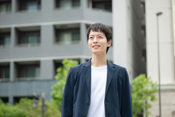 笑顔の若い男性