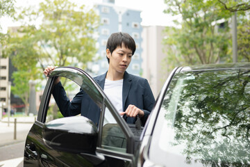 車に乗る男性
