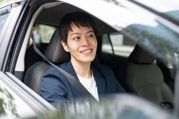車に乗る男性