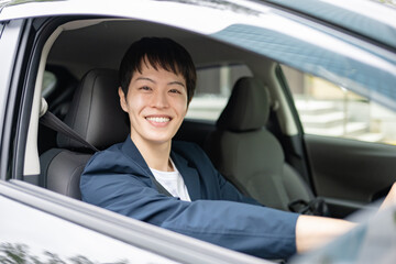 車に乗る男性