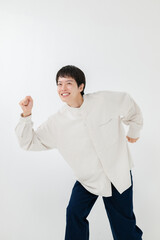 走るポーズをする男性