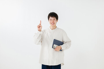 タブレットを持って指差しポーズをする男性