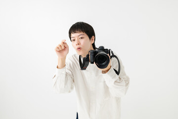 カメラを構える男性