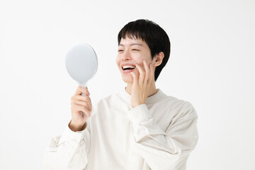 手鏡を見る男性