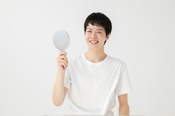 鏡を見て微笑む男性