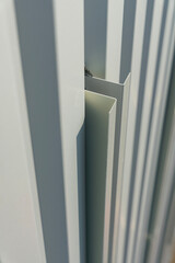 Vue sur une façade en tôle crème équipée de supports métalliques prêts à accueillir des...