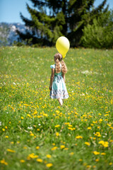 Mädchen mit gelben Luftballon