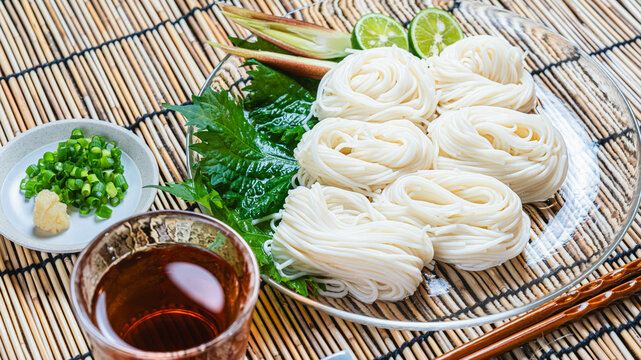 薬味と共に盛り付けた手延べ素麺の涼しげな夏の一皿