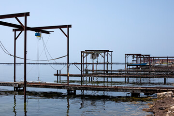 Pontons d'accostage et de déchargement des bateaux d'ostréiculteurs après récolte des huîtres...