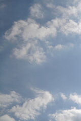 Reiner blauer und weißer Wolken Himmel mit Licht und Stimmung