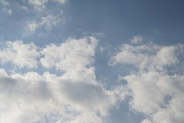 Reiner blauer und weißer Wolken Himmel mit Licht und Stimmung