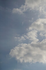 Luftig  wolkiger Himmel bei schönem Wetter