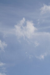 Luftig  wolkiger Himmel bei schönem Wetter