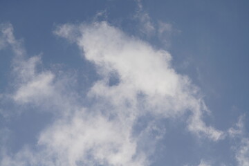 Atmosphärischer luftig  wolkiger Himmel bei schönem Wetter