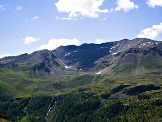 Fototapeta premium Verdant South Tyrolean alpine range under vivid blue skies, perfect for nature travel concepts.