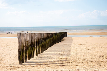 Brise lame sur la plage de Sangatte