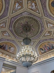 Un Lustre Ancien dans un Château Vénitien à Venise, Italie 