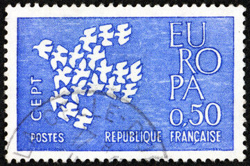 Postage stamp France 1961 19 doves flying as one