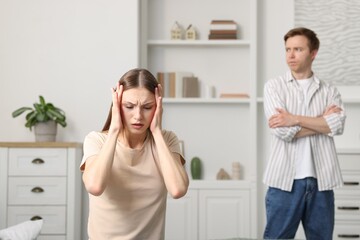 Obraz premium Woman and man having fight at home, selective focus