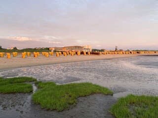 Strandhaus Döse in Cuxhaven an der Nordsee am Strand in der  Morgensonne