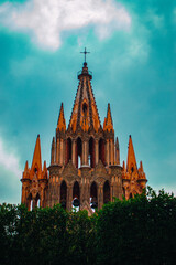 Obraz premium Gothic Revival Church Tower A striking close-up of the iconic pink limestone tower of the Parroquia de San Miguel Arcángel, located in the town of San Miguel de Allende