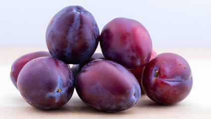 Obraz premium fresh plums on white background