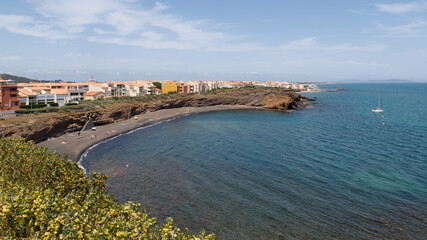 Blick auf eine Badebucht am Mittelmeer.