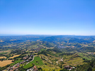 Obraz premium A view of a small town in the middle of a valley