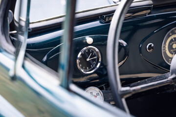 Armaturenbrett eines Oldtimers