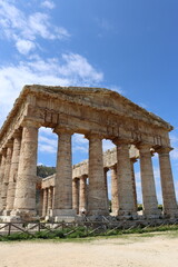 Obraz premium Segesta, Sicily, Italy - April 7 2025: Doric Temple of Segesta