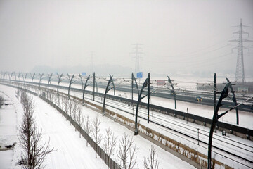 Traffic on the railroads in Tiel has to deal with bad weather.