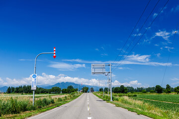 青空と一本道
