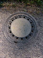 Verschmutzter Abwasserschacht