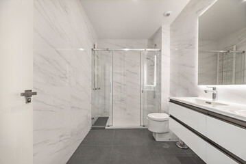 It is no longer just a support for the sink, but a central piece that offers storage and defines the style of the space