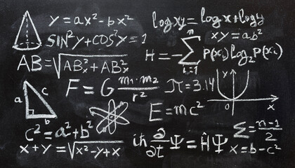 Operaciones y formulas de física cuántica y matemáticas escritas con una tiza en la pizarra	