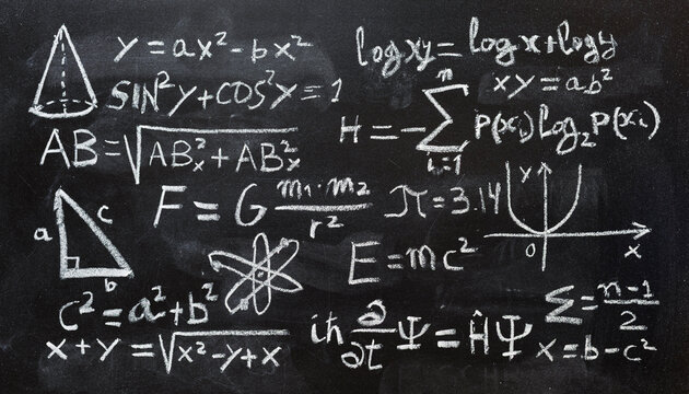 Operaciones y formulas de f&iacute;sica cu&aacute;ntica y matem&aacute;ticas escritas con una tiza en la pizarra	