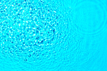 Obraz premium Texture of water with drops on blue background, closeup