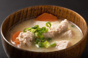 マグロ　あら汁 © UMI