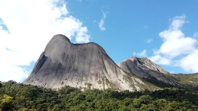 Pedra Azul - Amanhecer com nuvens passando pela montanha no inicio da manha com o sol atras da montanha o Espirito Santo