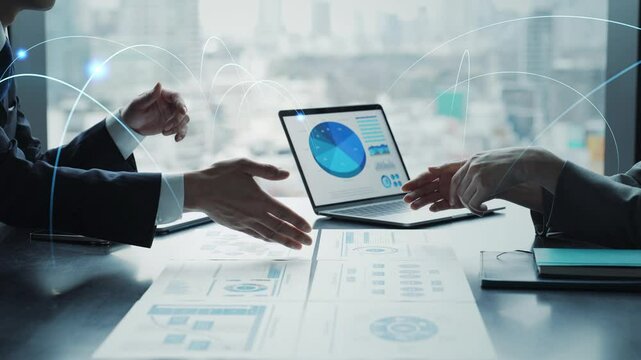 ミーティングするビジネスパーソンのグループと通信ネットワークのコンセプト