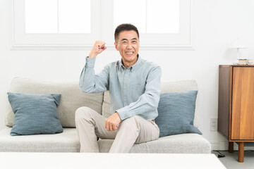 長袖シャツを着ている男性　ライフスタイルイメージ