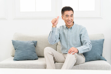 長袖シャツを着ている男性　ライフスタイルイメージ