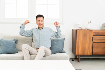 長袖シャツを着ている男性　ライフスタイルイメージ