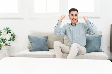 長袖シャツを着ている男性　ライフスタイルイメージ