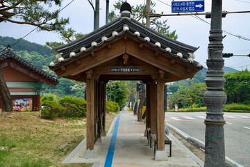 Obraz premium Traditional-Style Bus Stop Near King Muryeong Tomb