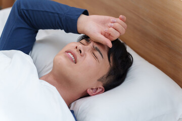 発熱してベッドで寝る男性