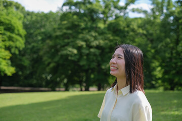 森の中で森林浴をする女性の横顔のアップ