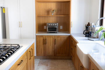 Cocina integral moderna estilo minimalista con toques rusticos de madera 
