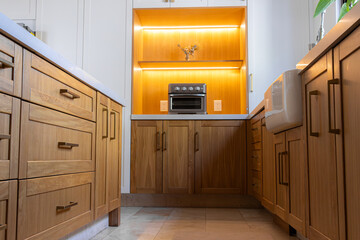 Cocina integral moderna estilo minimalista con toques rusticos de madera 