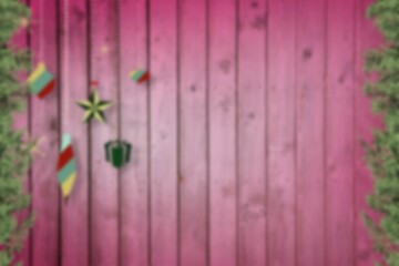 Obraz premium Blurred christmas decorations hanging over wood